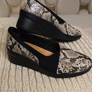 Clarks Black and Cream Leather Snakeskin Flats 8.5 W